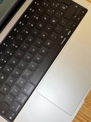 MacBook Pro 14 M5 32GB RAM 1TB SSD 17 ciclos