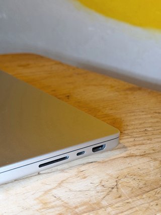 MacBook Pro 14 M5 32GB RAM 1TB SSD 17 ciclos