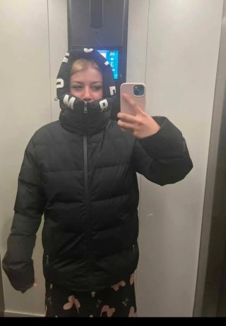 Chaqueta moncler código QR demostrable