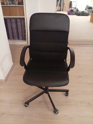 Silla de oficina negra