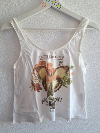 Camiseta blanca con mariposa