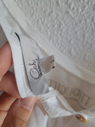 Camiseta blanca con mariposa