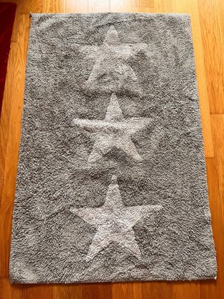 Alfombra y cojines grises con estrellas