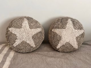 Alfombra y cojines grises con estrellas