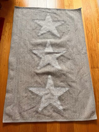 Alfombra y cojines grises con estrellas