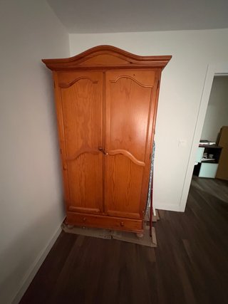 Armario de madera con cajones
