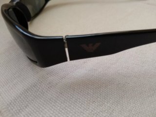 Gafas de sol Emporio Armani negras con funda.