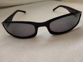 Gafas de sol Emporio Armani negras con funda.