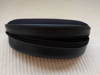 Gafas de sol Emporio Armani negras con funda.