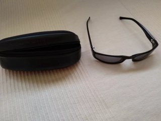 Gafas de sol Emporio Armani negras con funda.