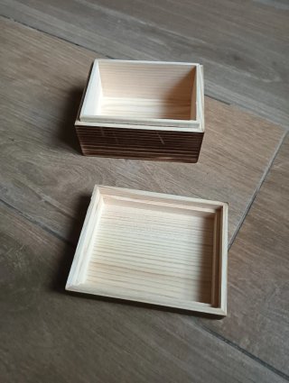 Caja de madera rústica.