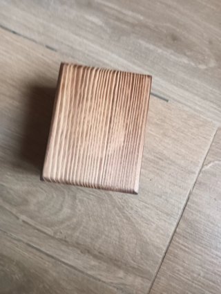Caja de madera rústica.