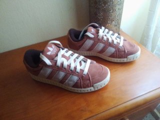 Zapatillas Adidas Marrones y Blancas