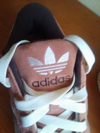 Zapatillas Adidas Marrones y Blancas