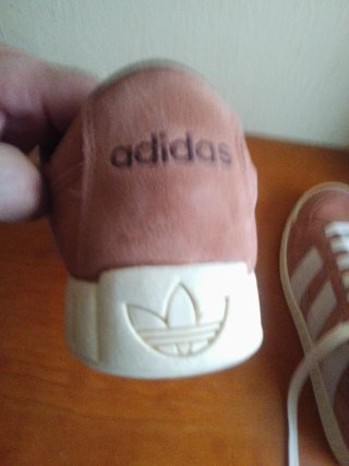 Zapatillas Adidas Marrones y Blancas