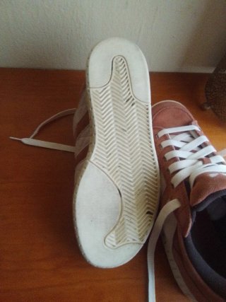 Zapatillas Adidas Marrones y Blancas