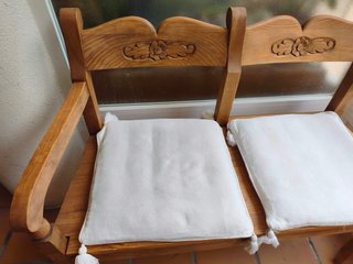 Banco de madera mexicana con cojines blancos