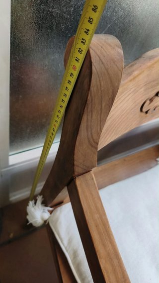 Banco de madera mexicana con cojines blancos