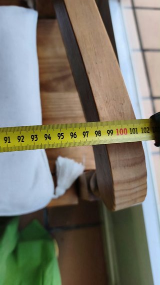 Banco de madera mexicana con cojines blancos