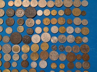 Ampia collezione di 260 monete Mondo tutte diverse