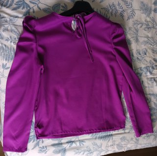Blusa morada con mangas abullonadas