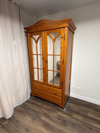 Armario de madera con puertas de cristal