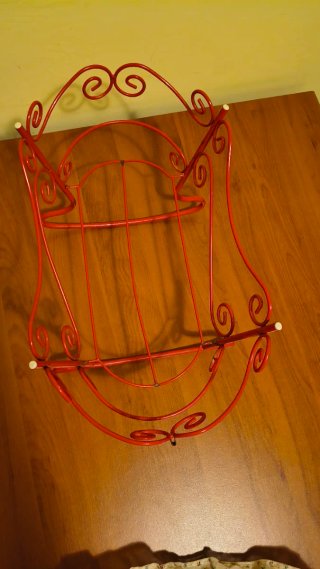 Culla per bambole in metallo rosso