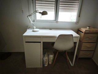 Mesa de escritorio blanca