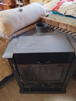 Estufa grande de leña con horno