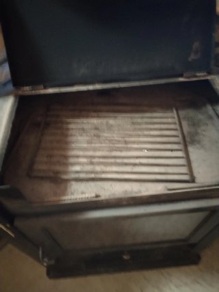 Estufa grande de leña con horno