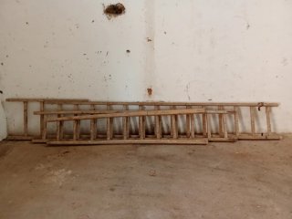 Escalera rústica de madera