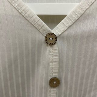 Camiseta blanca de canalé con botones