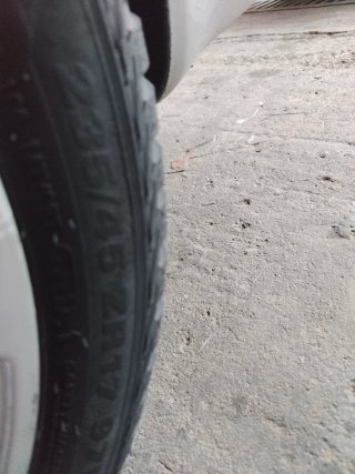Llantas Audi 17 Pulgadas dos neumáticos gastados