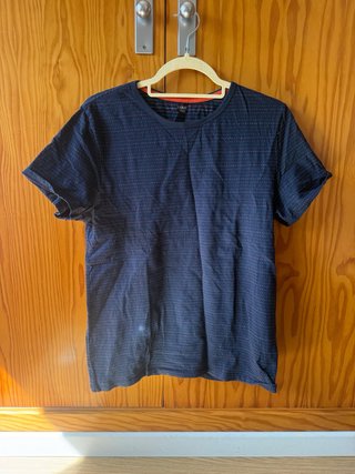 Camiseta azul con estampado