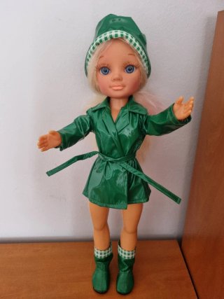 Muñeca Nancy chubasquero verde