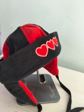 Gorro infantil con orejeras y corazones