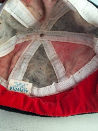 Gorro infantil con orejeras y corazones