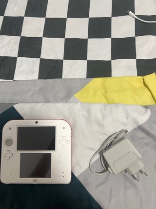 Nintendo 2DS blanca y roja