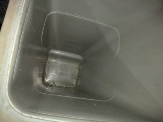 Contenedor de basura grande con tapa
