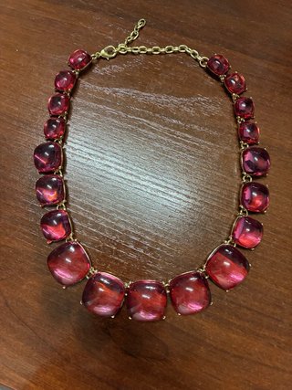 Collar llamativo piedras resina rosa y rojo