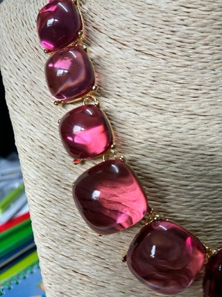 Collar llamativo piedras resina rosa y rojo