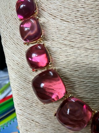 Collar llamativo piedras resina rosa y rojo