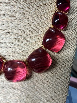 Collar llamativo piedras resina rosa y rojo