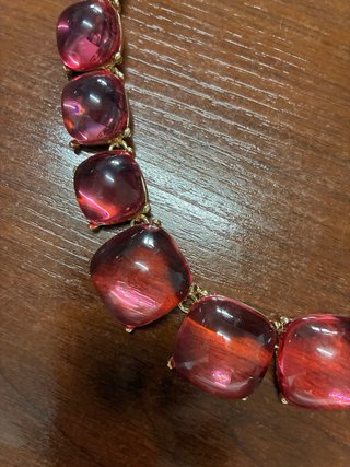 Collar llamativo piedras resina rosa y rojo