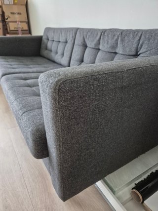 Sofá de tela gris moderno