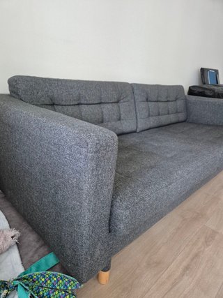 Sofá de tela gris moderno