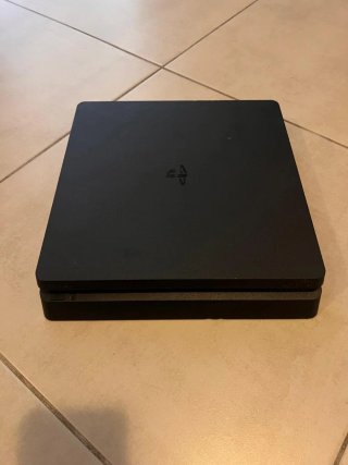 PS4 Slim Nera con 3 Controller e Giochi anche sig.