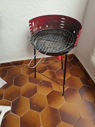 Barbacoa metálica roja y negra