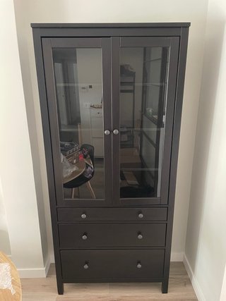 Alacena marrón con puertas de cristal y cajones