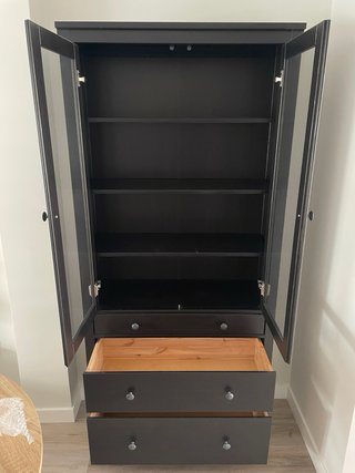 Alacena marrón con puertas de cristal y cajones